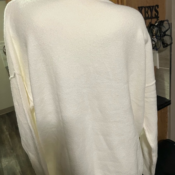 NWT Vince Camuto Cream Sweater with Gold Script - Picture 6 of 6